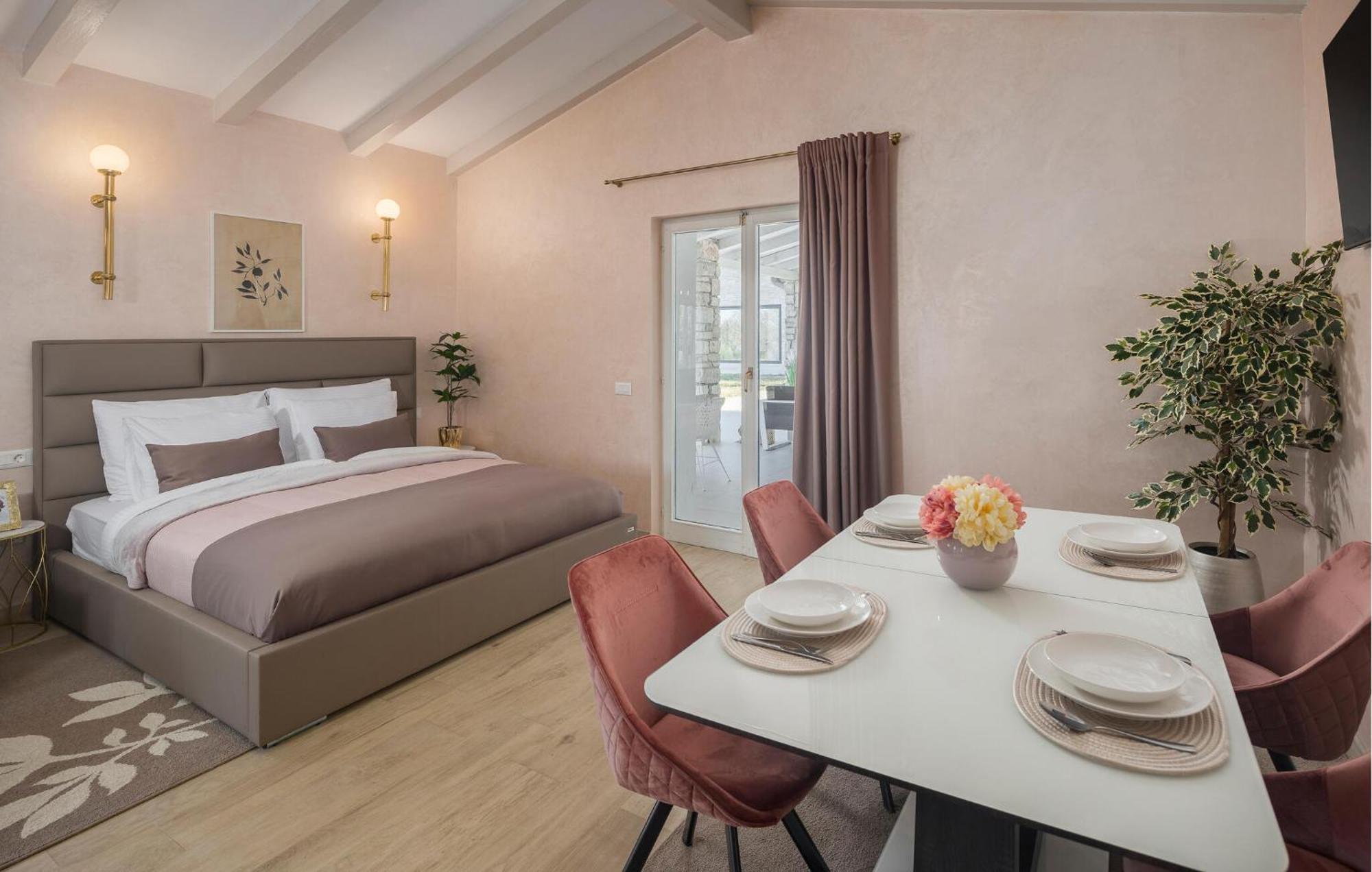 2 Bedroom Lovely In Holiday home