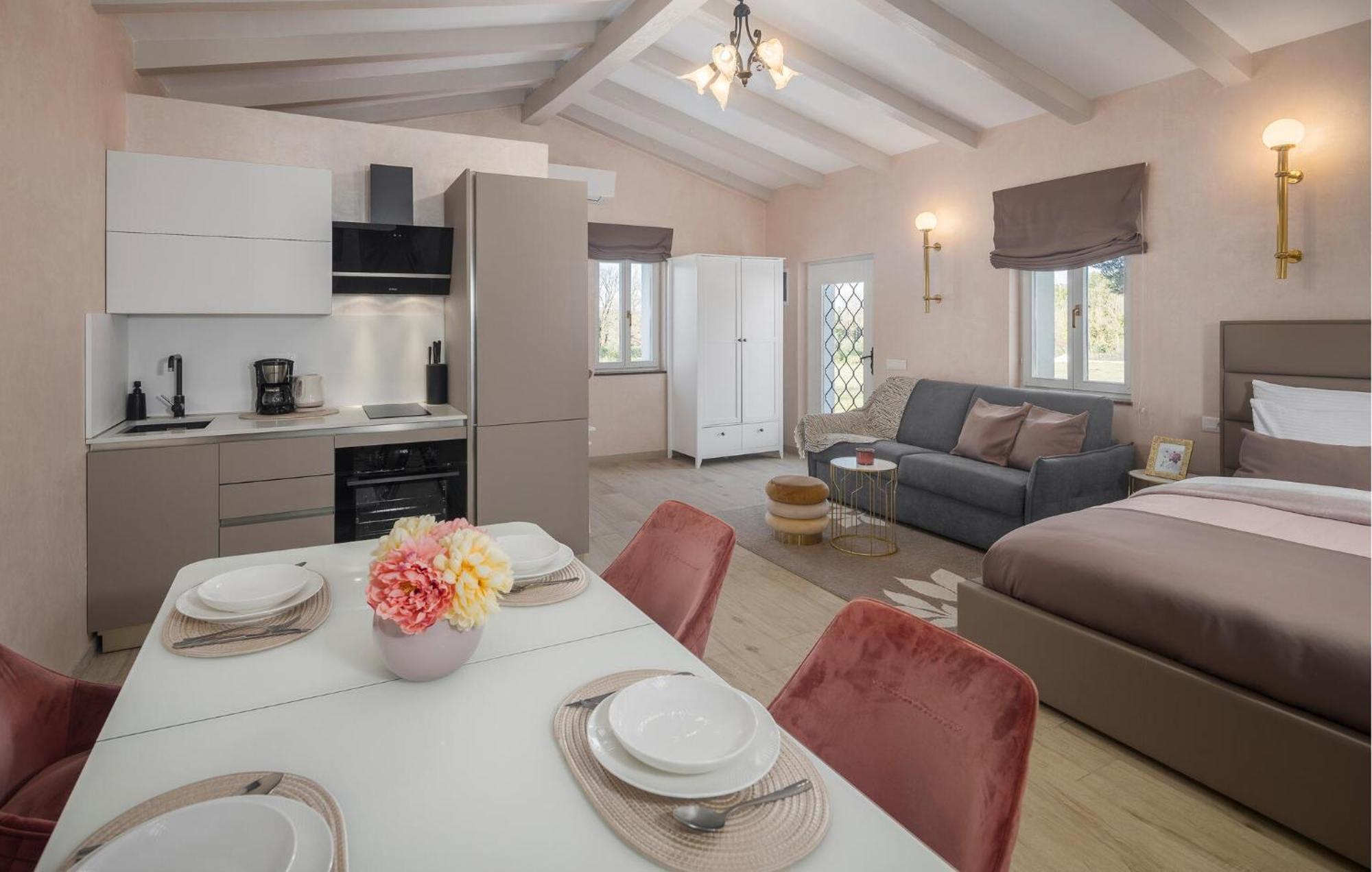 Vikendica 2 Bedroom Lovely In