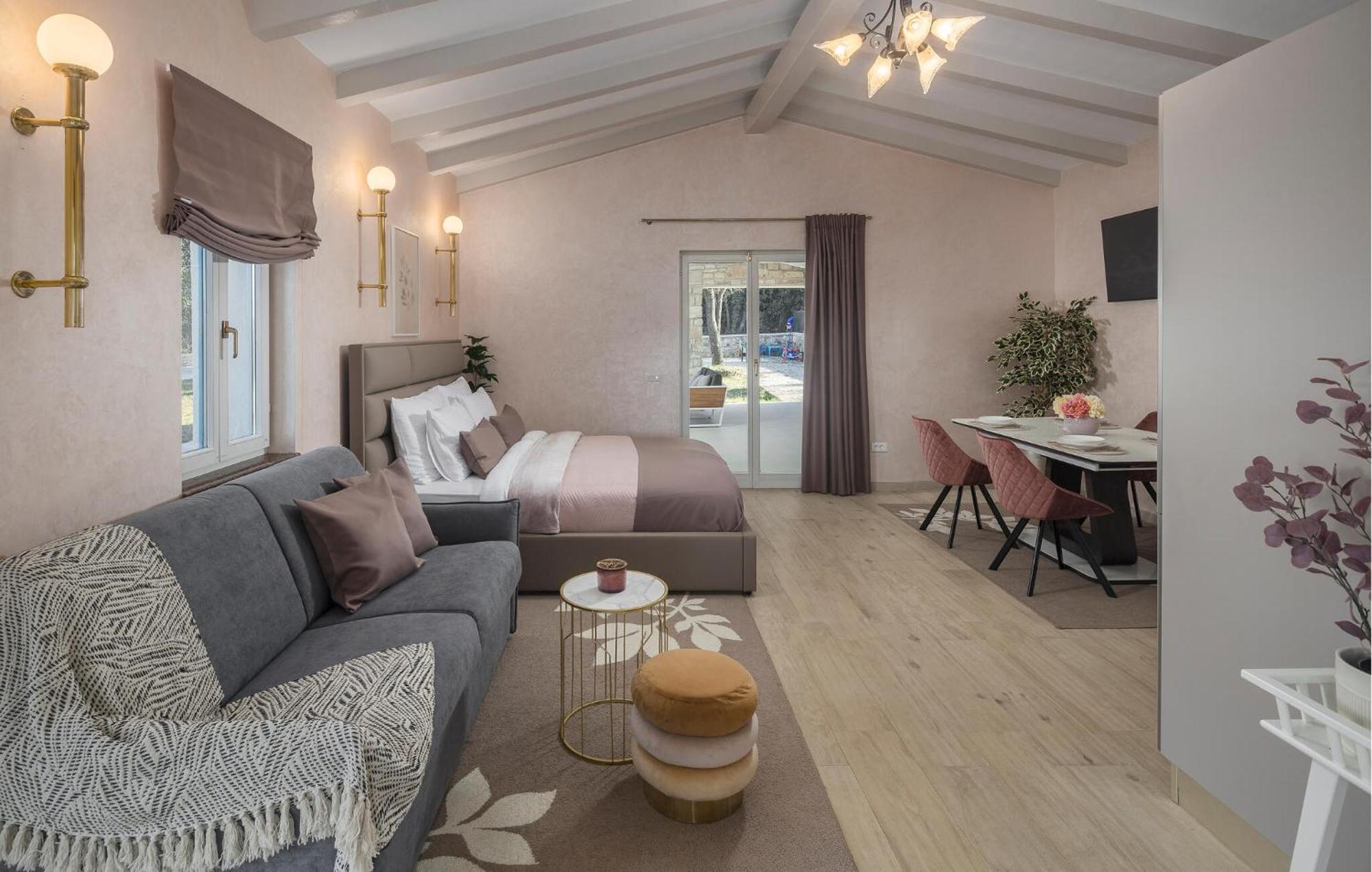 Vikendica 2 Bedroom Lovely In *